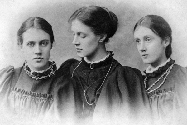Stella, Vanessa and Virginia Stephen, c.1896 (b/w photo)  od English Photographer
