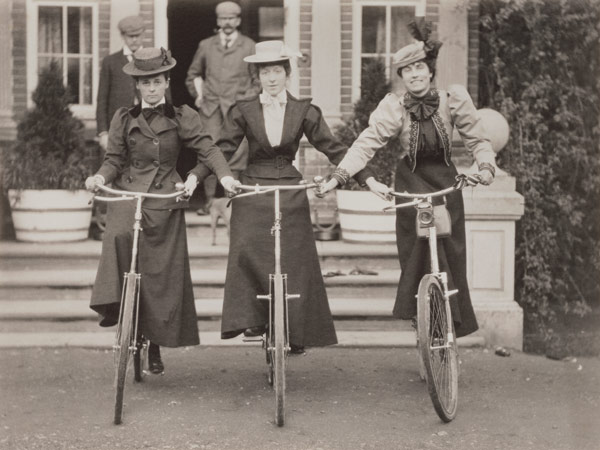 Three women on bicycles, early 1900s (b/w photo)  od English Photographer