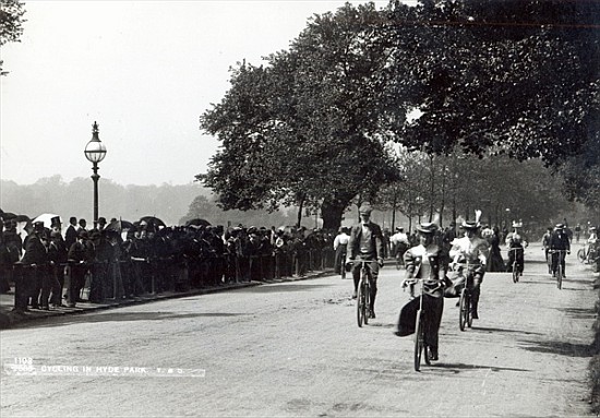 Cycling in Hyde Park, c.1910 od English Photographer