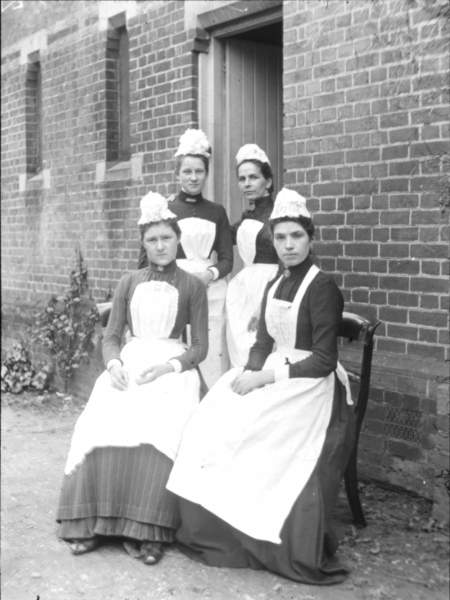 Four domestic maids (b/w photo)  od English Photographer