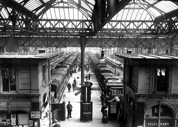 Interior of Charing Cross Station, London, c.1890 (b/w photo)  od English Photographer
