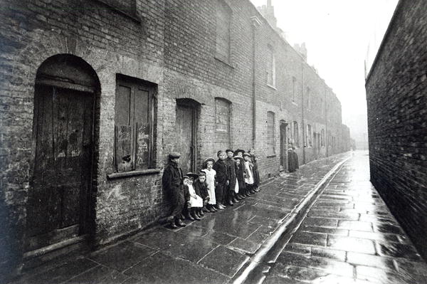 London Slums, c.1900 (b/w photo)  od English Photographer