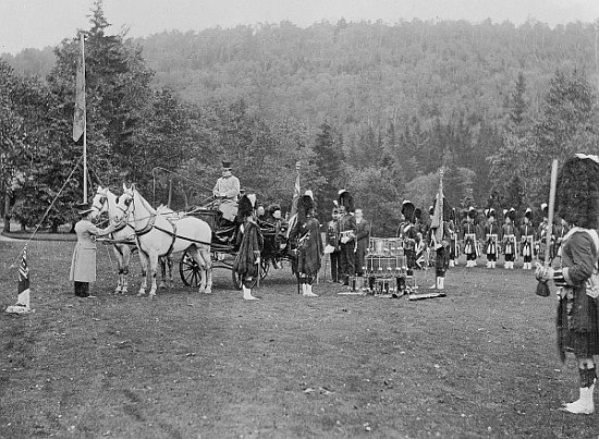 Queen Victoria presenting colours to the Cameron Highlanders od English Photographer