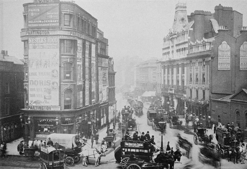 View of Tottenham Court Road, c.1885 (b/w photo)  od English Photographer