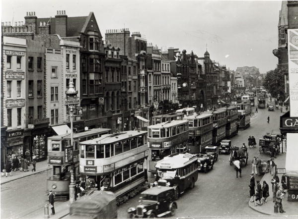 Whitechapel High Street, London, c.1930 (b/w photo)  od English Photographer