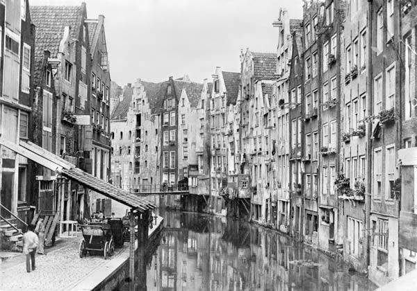 Achterburgwal, Amsterdam, early 20th century (b/w photo)  od French Photographer