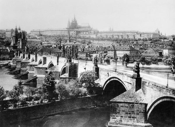 Pohled na Prahu zobrazující palác a karlův most, koec 19. století  - francousky fotograf od French Photographer