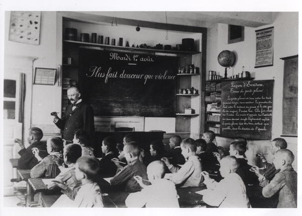 Children in a classroom (b/w photo)  od French Photographer