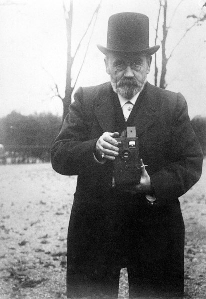 Emile Zola taking a photograph (b/w photo)  od French Photographer