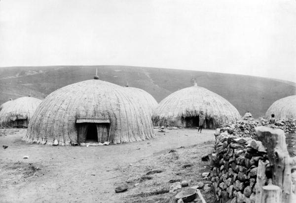 Kaffir Huts, South Africa, c.1914 (b/w photo)  od French Photographer