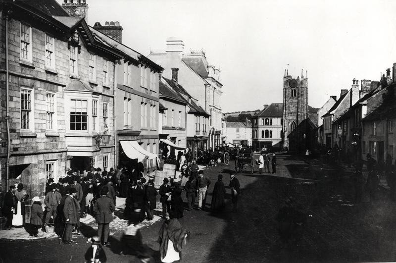 Market at Okehampton, Devon, c.1900 (b/w photo)  od French Photographer