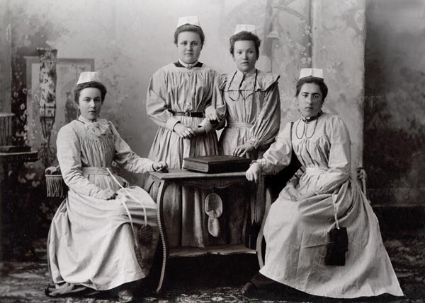 Nurses, c.1890 (b/w photo)  od French Photographer