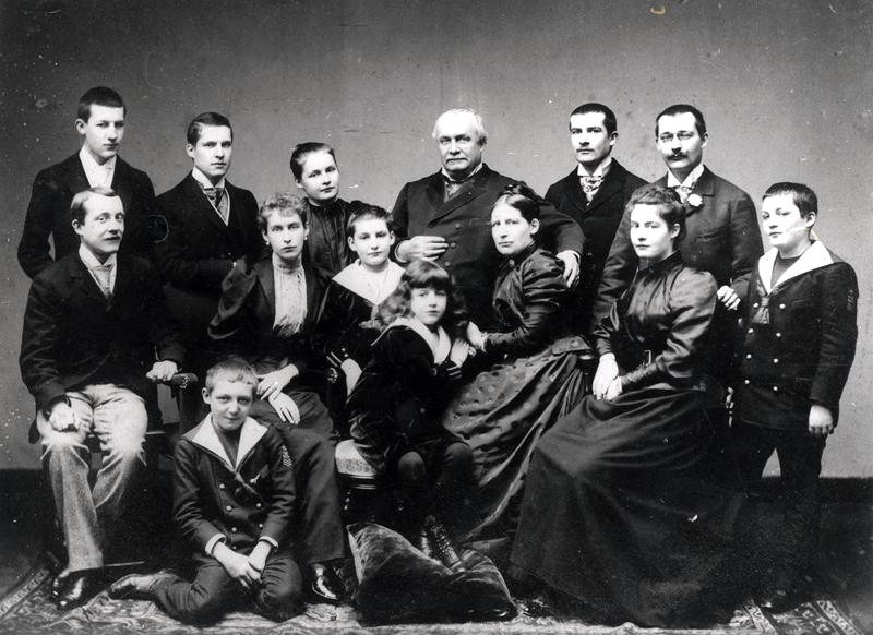 Portrait of a large family from Lyon, late 19th century (b/w photo)  od French Photographer