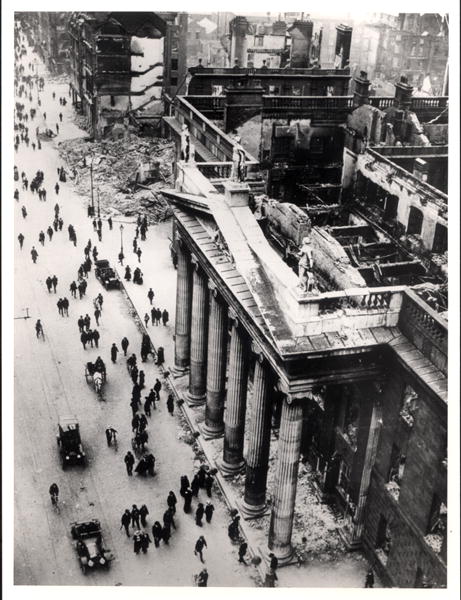 The Dublin General Post Office after the Easter Uprising of 1916 (b/w photo)  od French Photographer