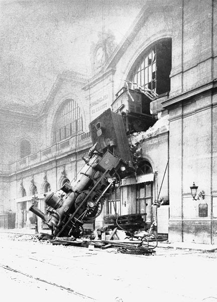 Train accident at the Gare Montparnasse in Paris on 22nd October 1895 (b/w photo)  od French Photographer