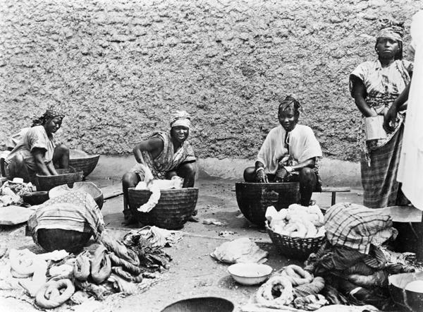 Washing, Senegal, c.1900 (b/w photo)  od French Photographer