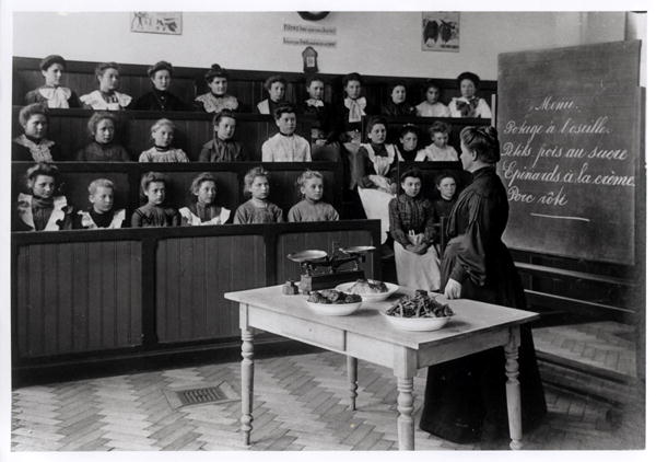Young girls in a cookery lesson (b/w photo)  od French Photographer