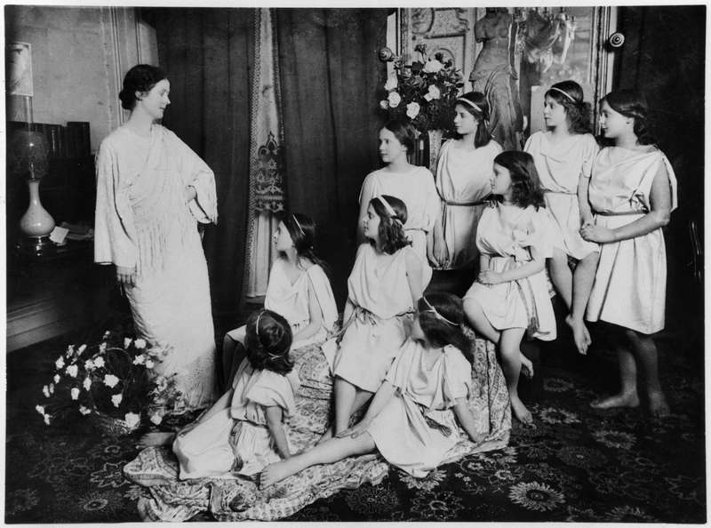 Isadora Duncan (1877-1927) and her pupils, early 20th century (b/w photo)  od German Photographer