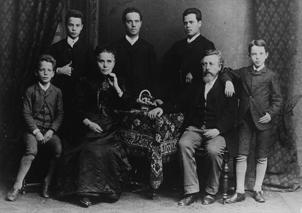 Wilhelm Liebknecht and his family (b/w photo)  od German Photographer