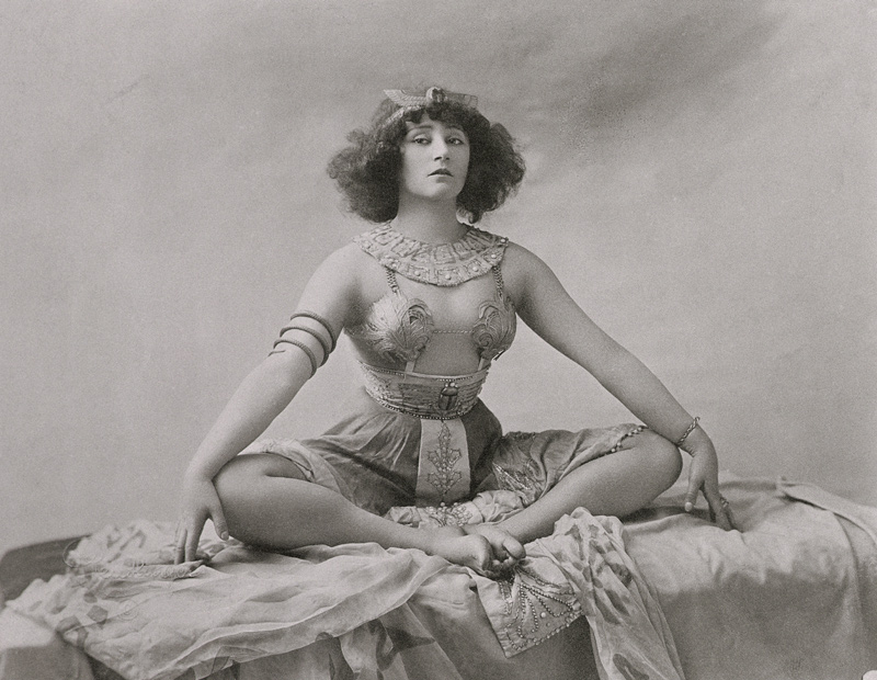 Colette (1873-1954) acting in ''Reve d''Egyptienne'', 1907 (b/w photo)  od Reutlinger Studio (1850-1937)