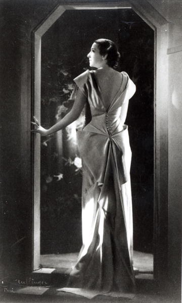 Dress designed by Madeleine Vionnet (1876-1975) (b/w photo)  od Reutlinger Studio (1850-1937)
