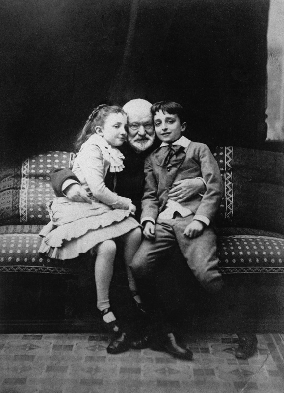 Victor Hugo (1802-85) and his grandchildren Georges and Jeanne, 1881 (b/w photo)  od A. Melandri