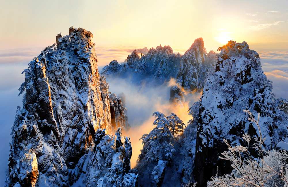 Sunrise at Mt. Huang Shan od Adam Wong