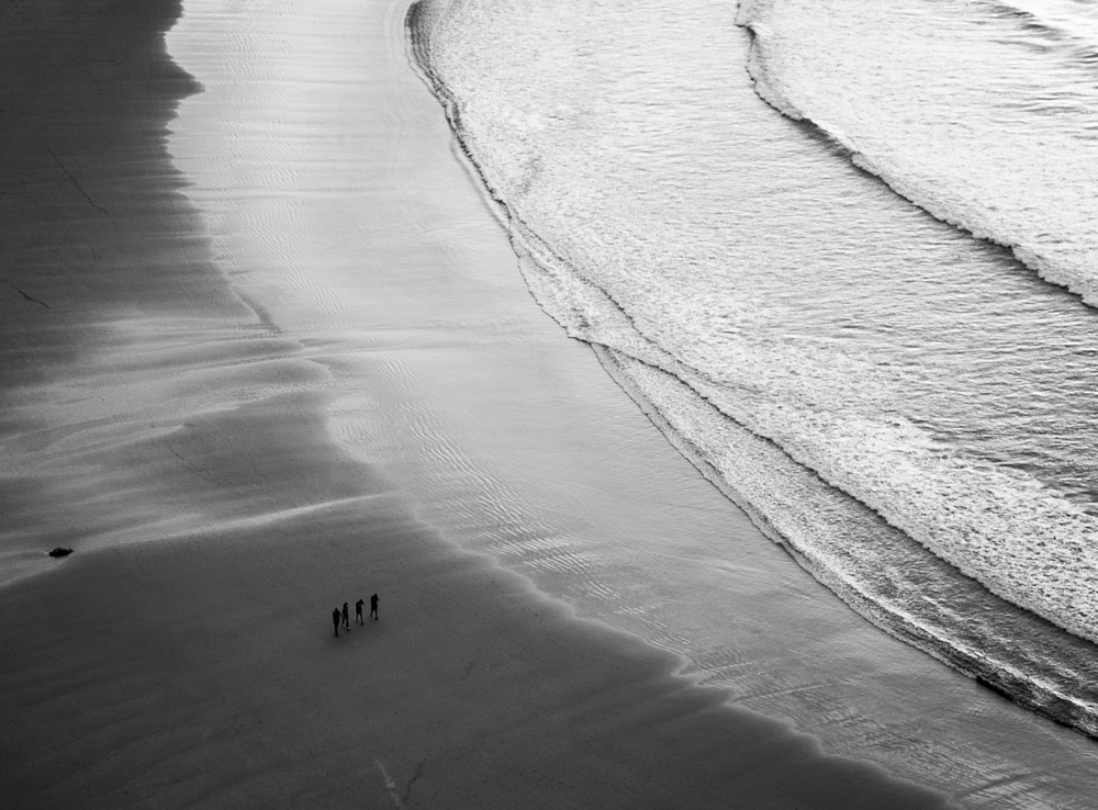 Foursome on the beach od Adolfo Urrutia