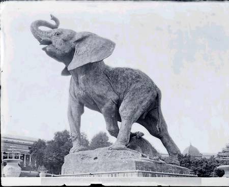 Young Elephant Caught in a Trap (1878) by Emmanuel Fremiet (1824-1910) in front of the Trocadero Pal od Adolphe Giraudon