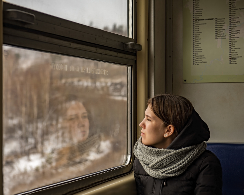 Lady in a train od Aharon Golani