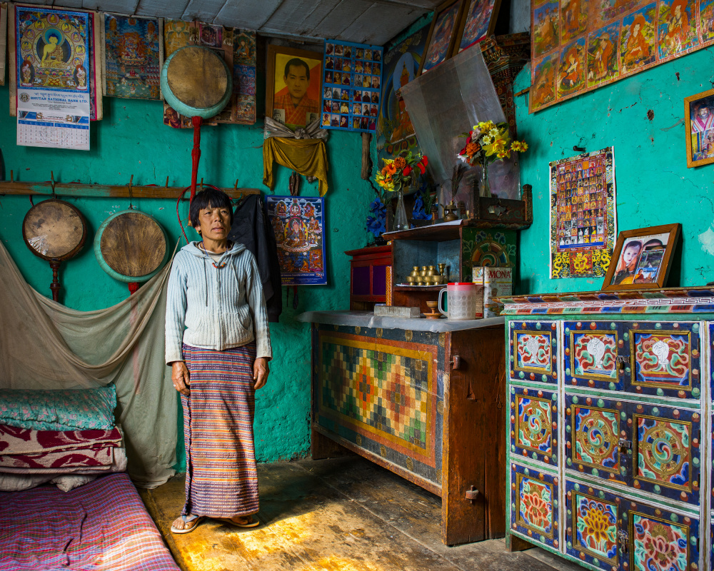 Woman in her living room, Bhutan. od Aharon Golani