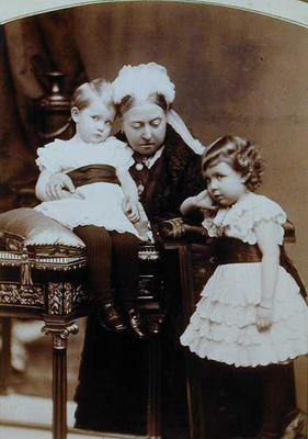 Queen Victoria (1819-1901) with her grandchildren, Prince Arthur (b.1883) and Princess Margaret of C od Alexander Bassano