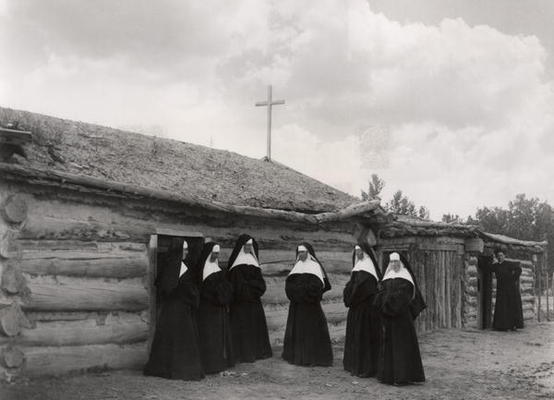 Nuns in front of the Saint Labre mission, Ashland, Montana (b/w photo) od American Photographer, (19th century)