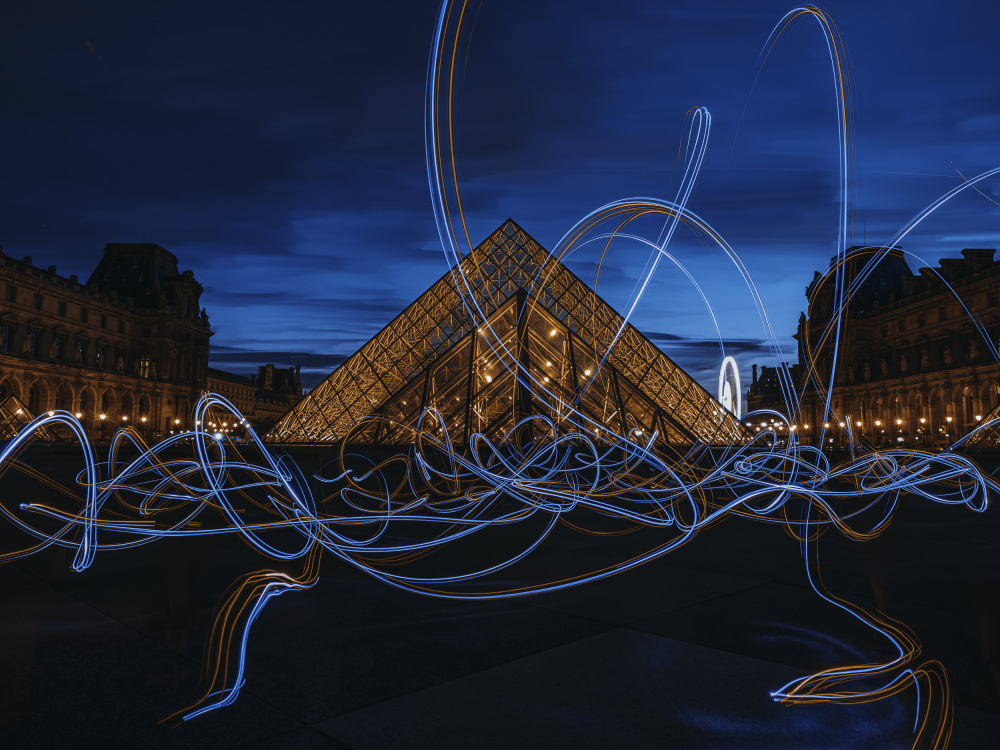 Light painting at Louvre Museum od Amir