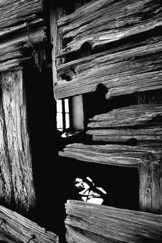 Einblick in altes Holztor od Andrej Birg