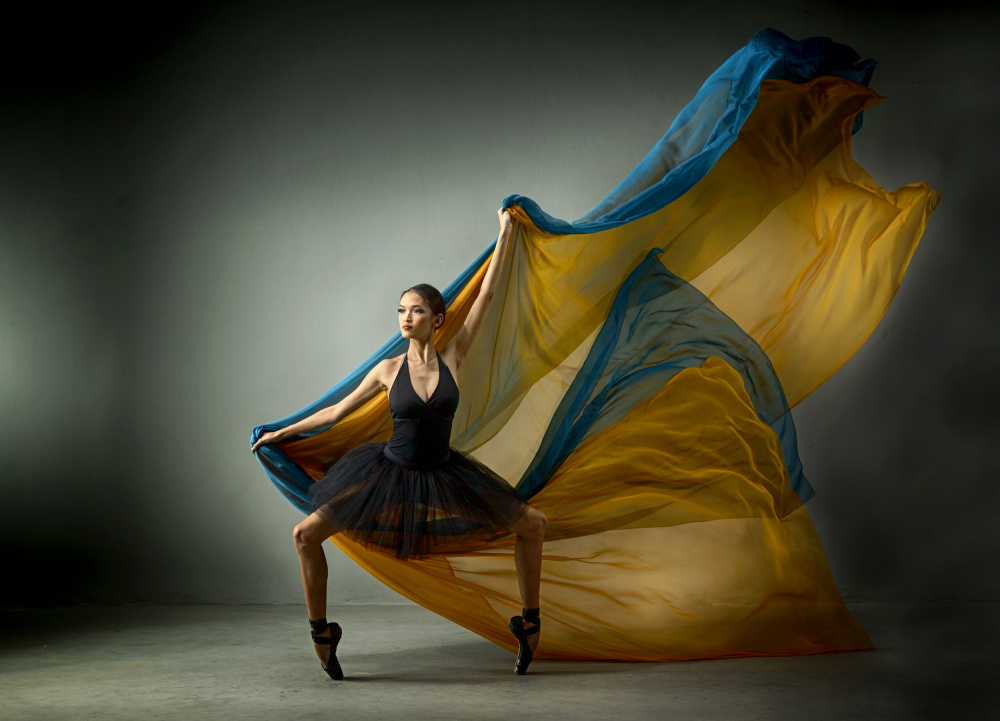 Dance with Colors od Angela Muliani Hartojo
