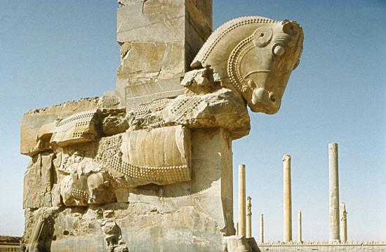Sculpture of a Bullwith a view of the Hall of a Hundred Columns and of the Apadana (audience hall) A od Anonymous