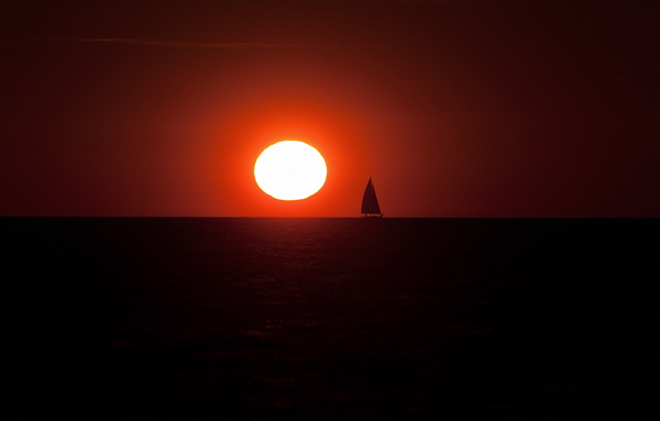 Segelboot bei Sonnenuntergang in Warnemünde od Arno Burgi