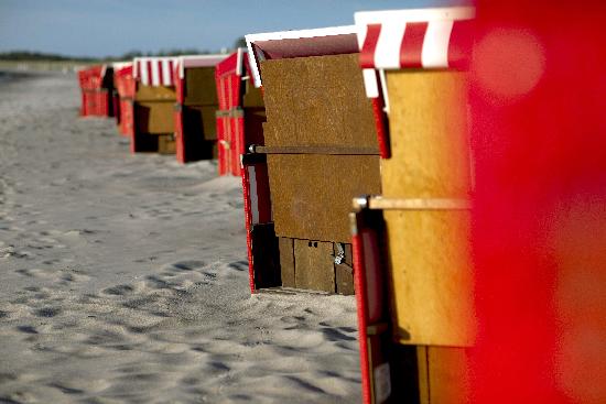 Ahrenshoop - rote Strandkörbe od Arno Burgi