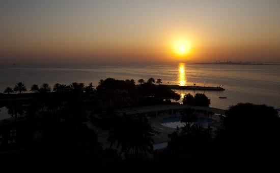Katar - Sonnenaufgang in Doha od Arno Burgi