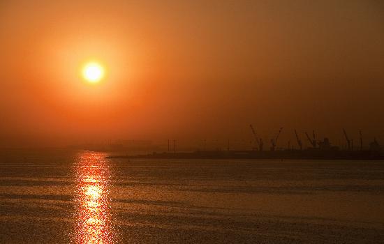 Katar - Sonnenaufgang in Doha od Arno Burgi
