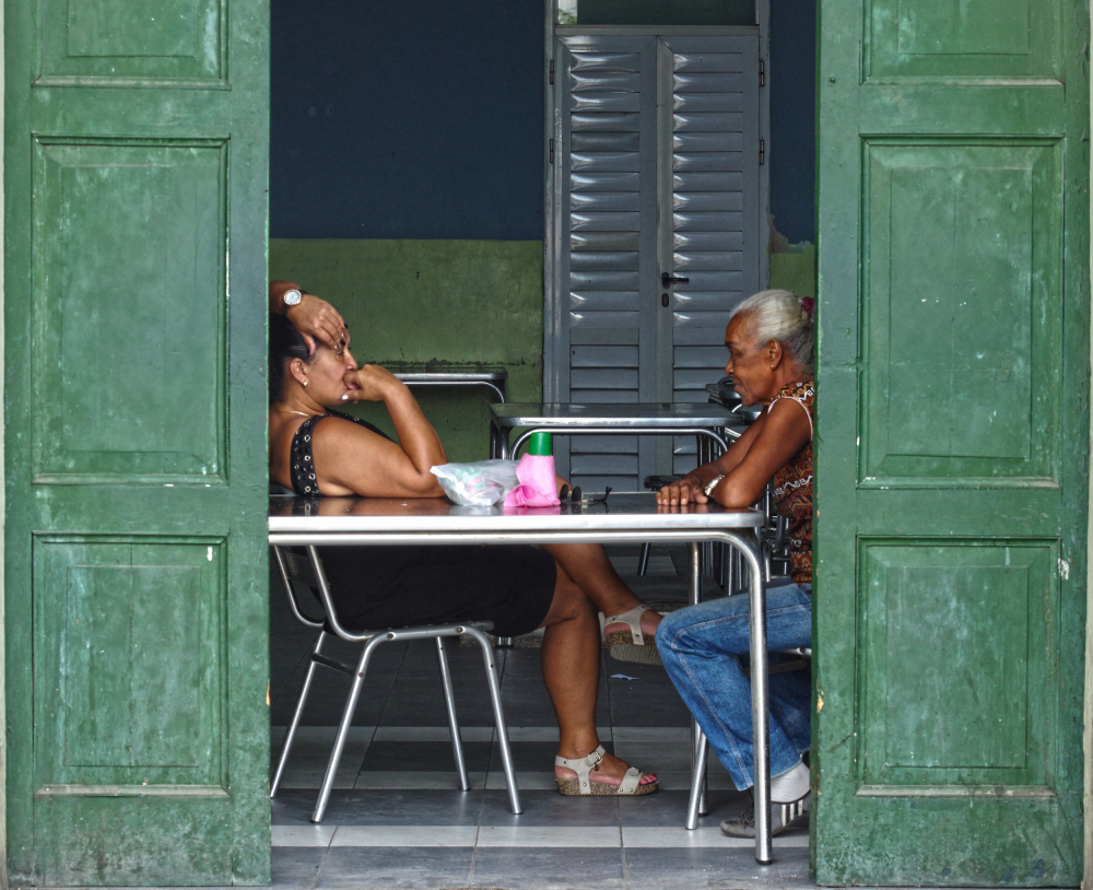 Havana: Waiting to be served ... od Arthur Talkins