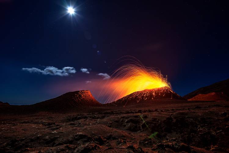 Lava flow with the moon od Barathieu Gabriel