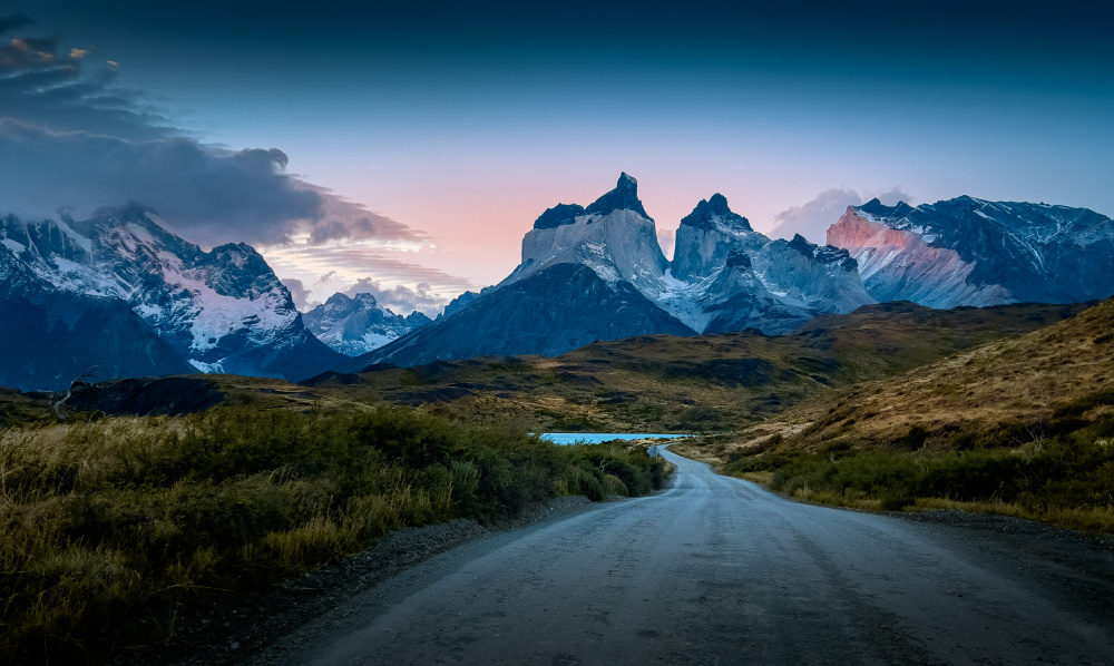 The road and the peaks od Bing Li