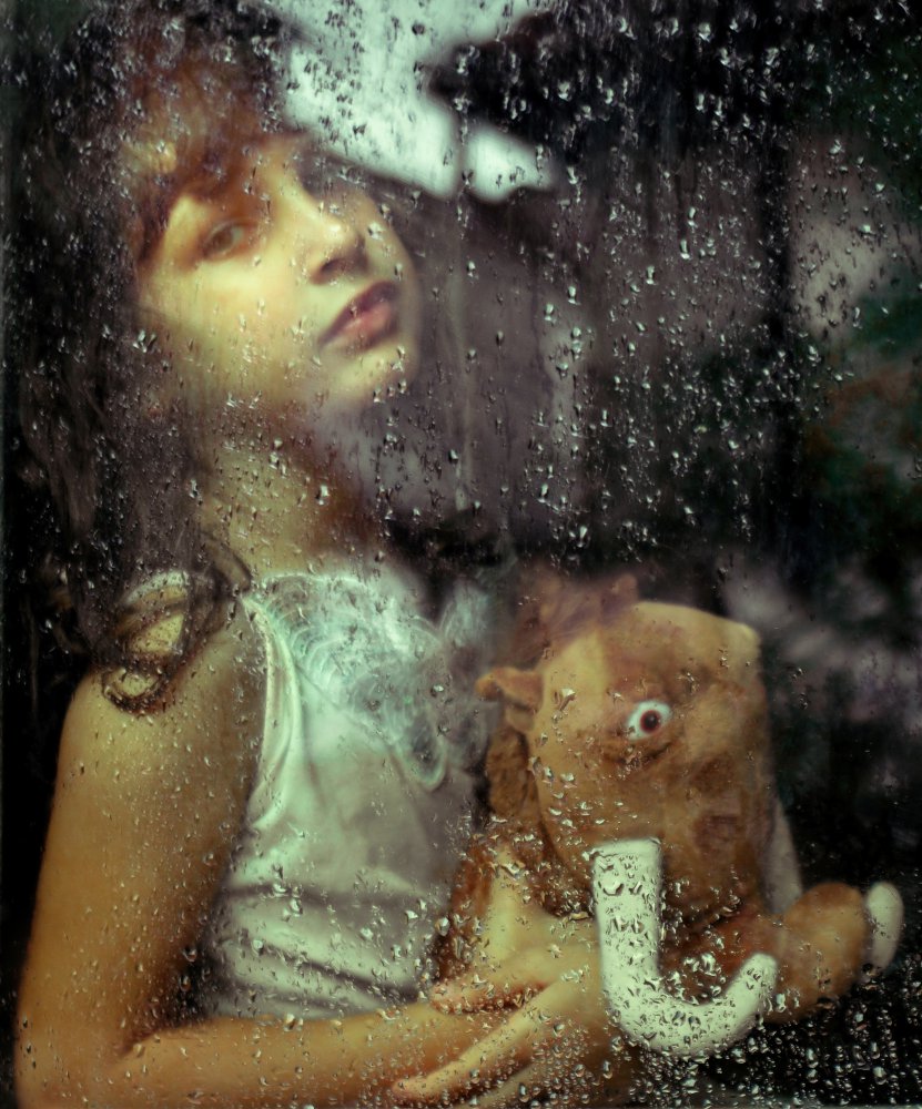 Rainy day (The girl &amp; the mammouth) od Bogdan-Adrian Deac