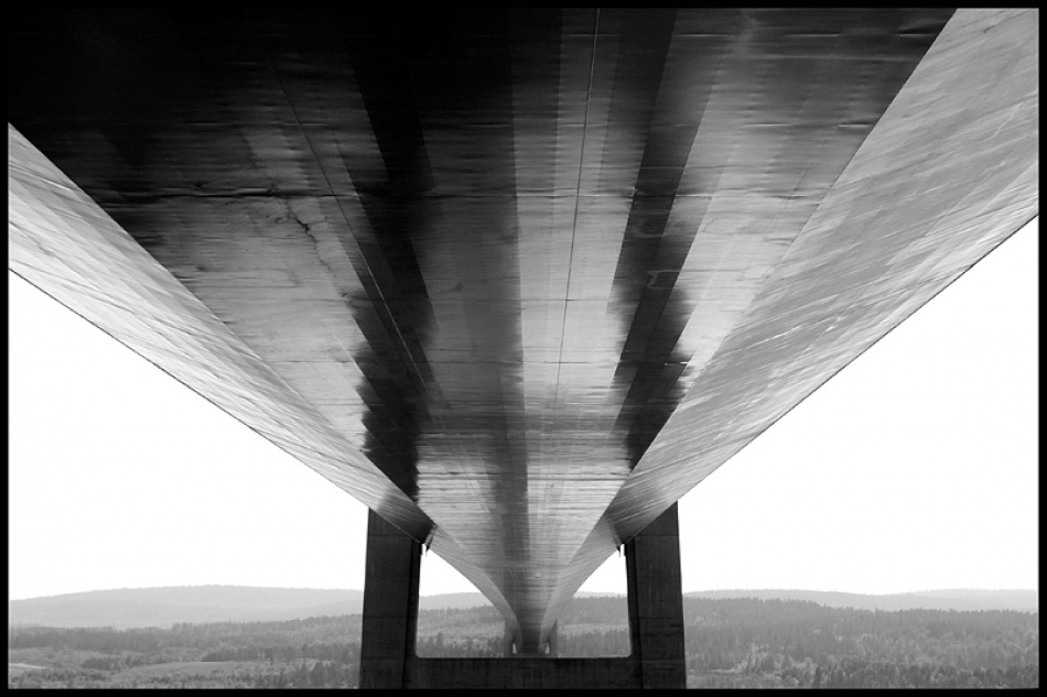 Under the bridge od Bror Johansson