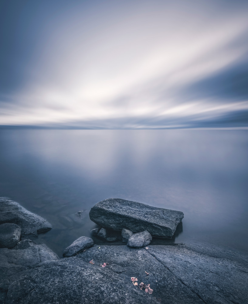 Grey lake od Christian Lindsten
