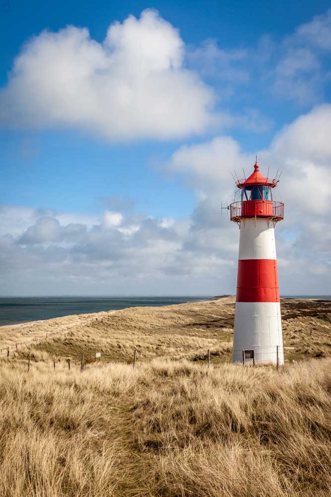 List-Ost lighthouse in the dunes on the Elbow Peninsula od Christian Müringer