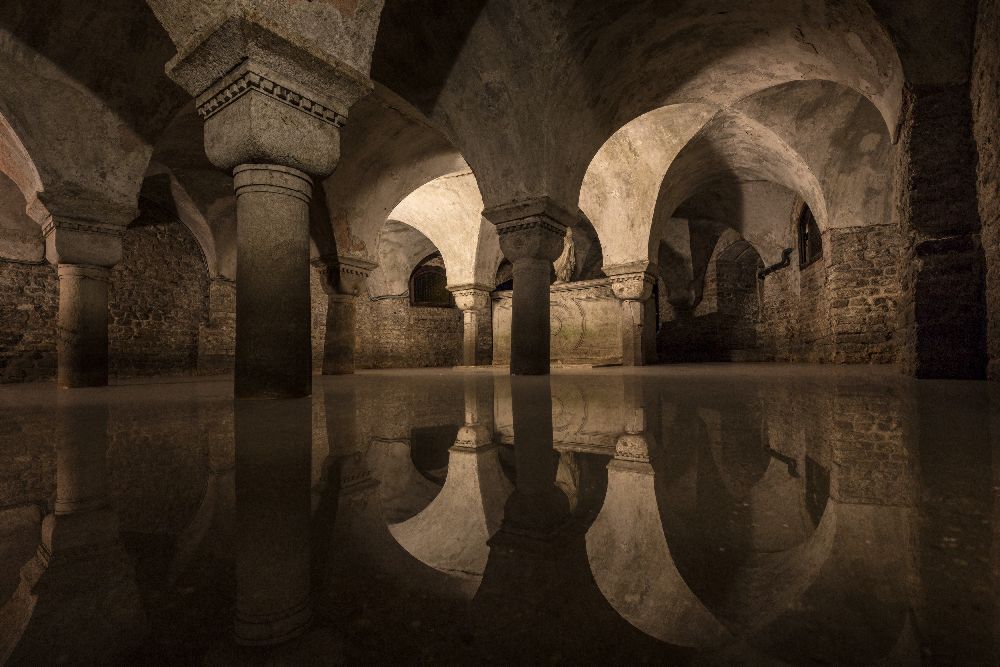 Water in the Crypt od Christopher Budny