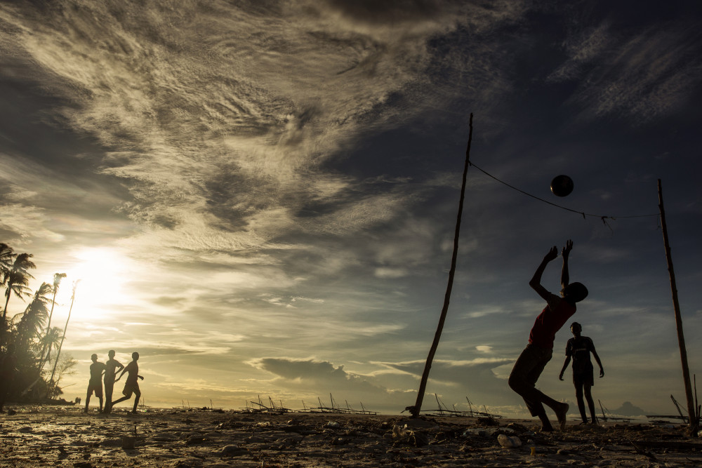 Children playing football in Zanzibar. od Dan Mirica